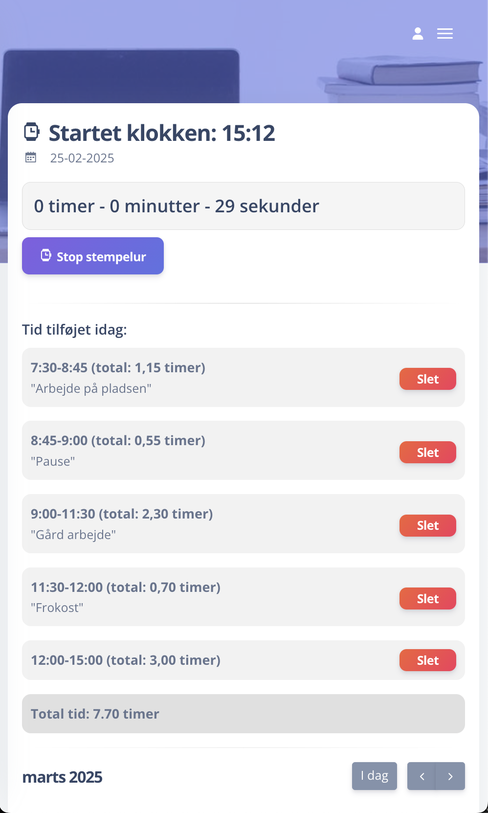 Systemet har en start/stop-knap, som medarbejdere kan bruge til at registrere deres arbejdstid.